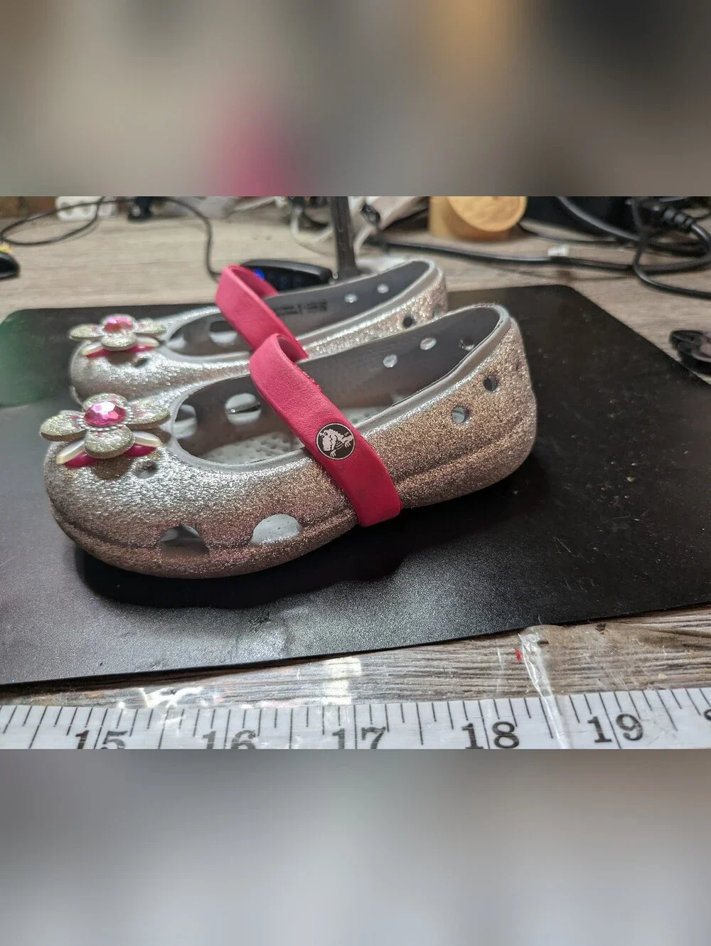 Crocs Kids Keeley Glitter‎ Springtime Flats silver Raspberry pink strap Size 5